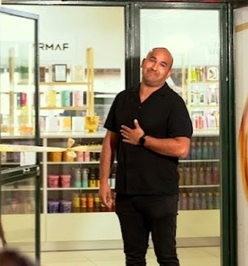 Interior del Local 1: las repisas con los perfumes